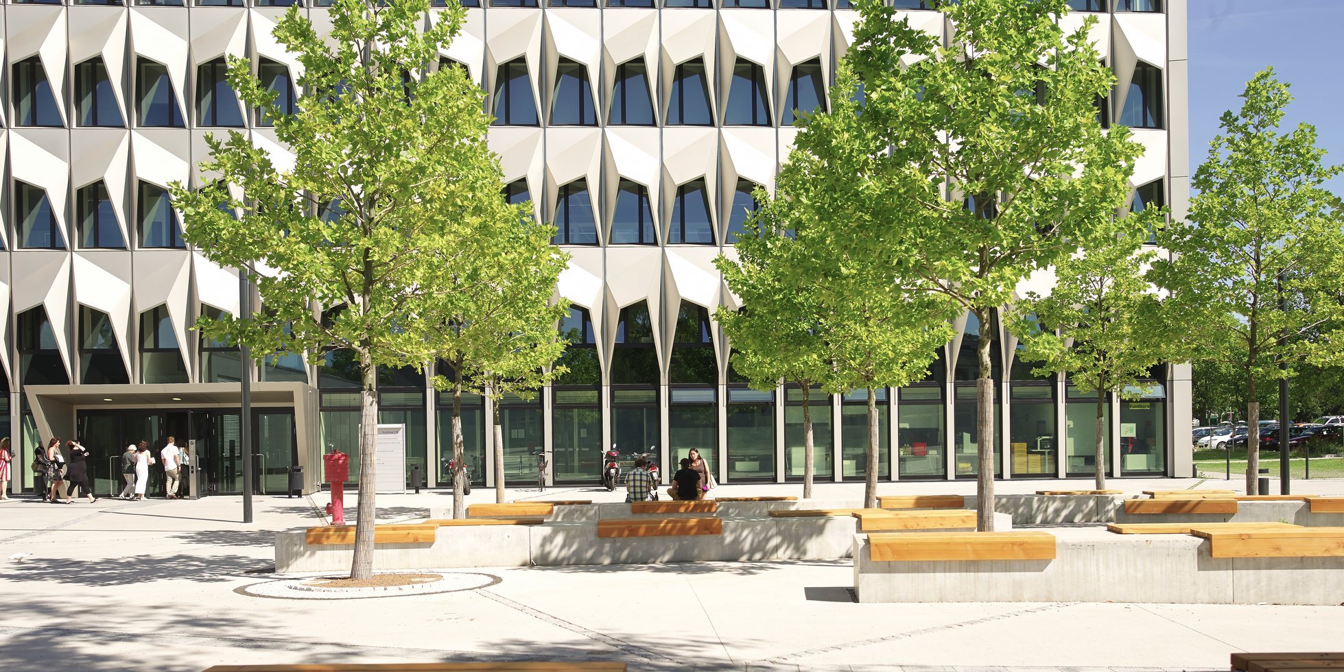 Campus Darmstadt - ofener Platz mit Bäumen und Sitzgelegenheit vor dem Hochhaus C3