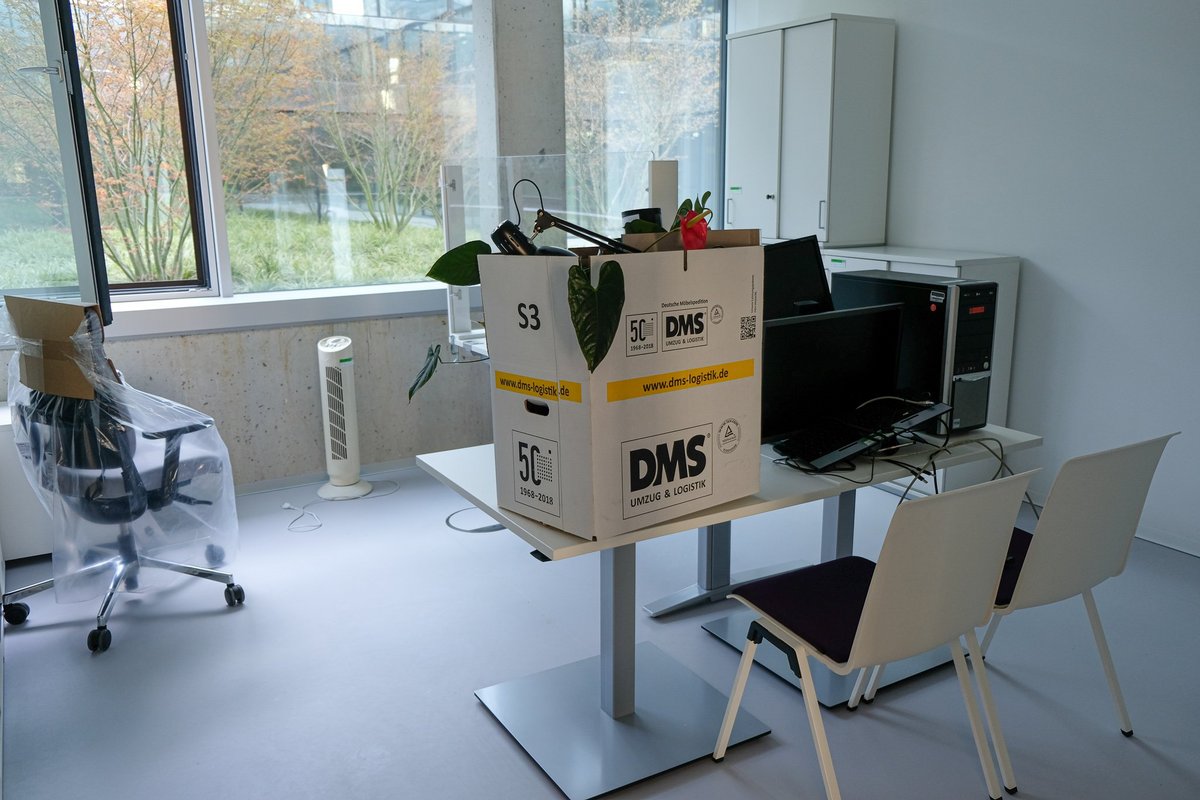 Blick in ein Büro im Studierendenhaus mit unausgepacktenUmzugskartons