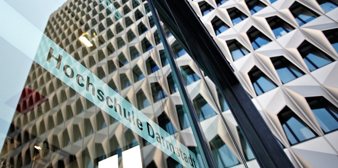 Hochschule Darmstadt in Spiegelung Fensterfront und Fassade Hochhaus mit Spiegelung der Schrift Hochschule Darmstadt