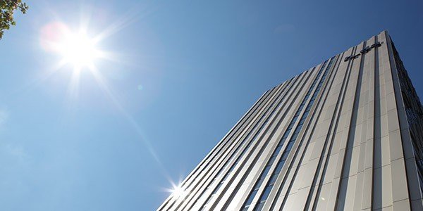 akkreditierung.jpg h_da-Hochhaus im Sommer, von vorn rechts unten in den Himmel schauend fotografiert
