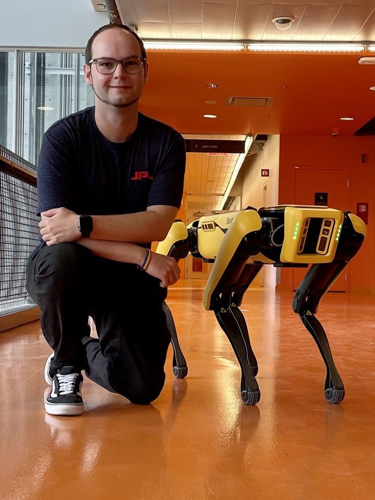 Marcel Kaufmann kniet neben einem Mars-Hund