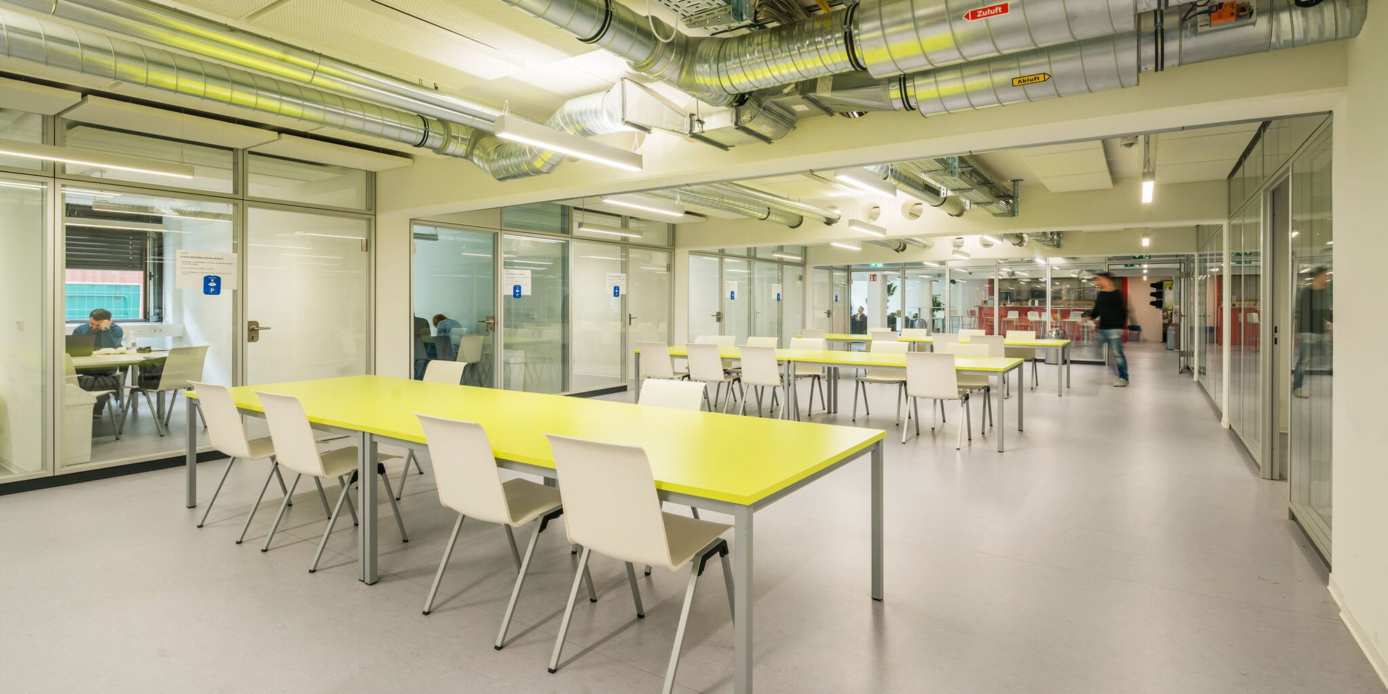 Innenraum Lernzentrum mit Arbeitstischen