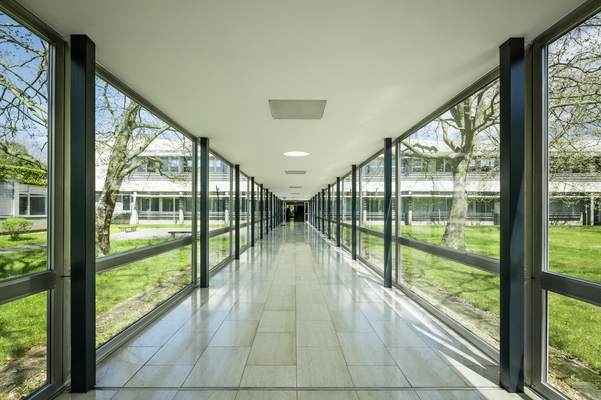 Dieburg innen, Blick in den Glasgang mit Wiese und Bäumen rechts und links 